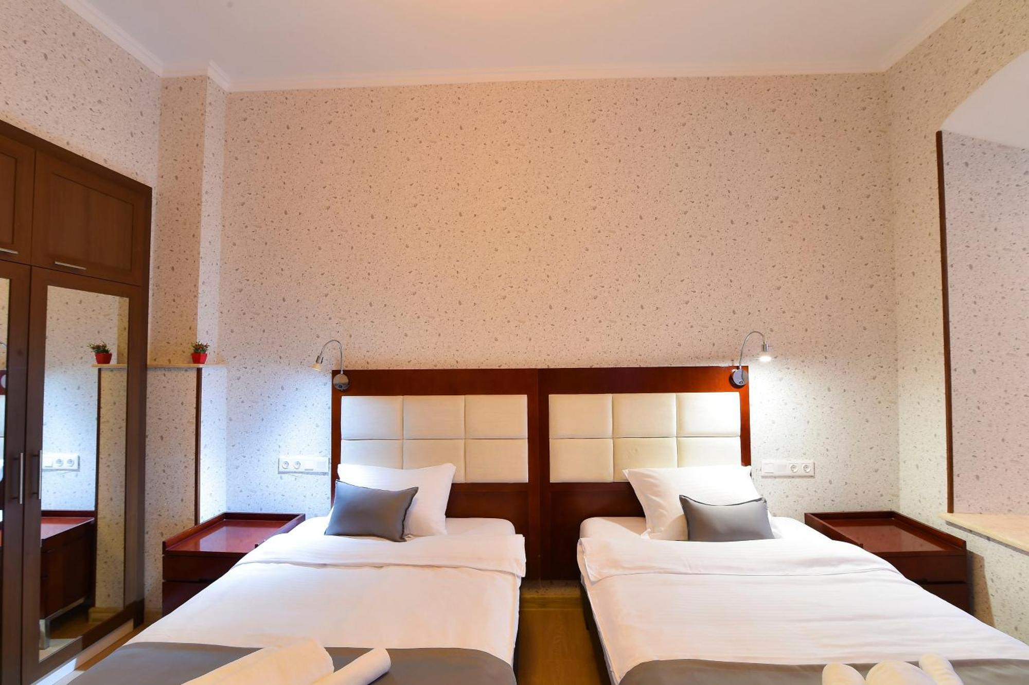 Kraveli Hotel Тбилиси Екстериор снимка