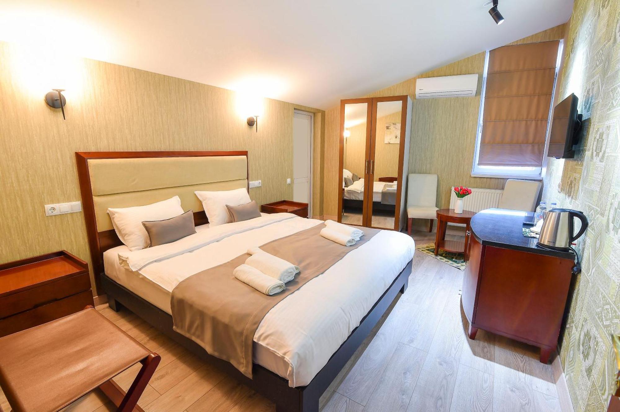 Kraveli Hotel Тбилиси Екстериор снимка