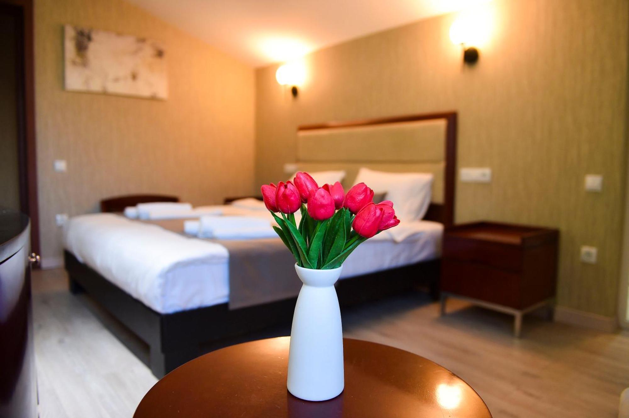 Kraveli Hotel Тбилиси Екстериор снимка