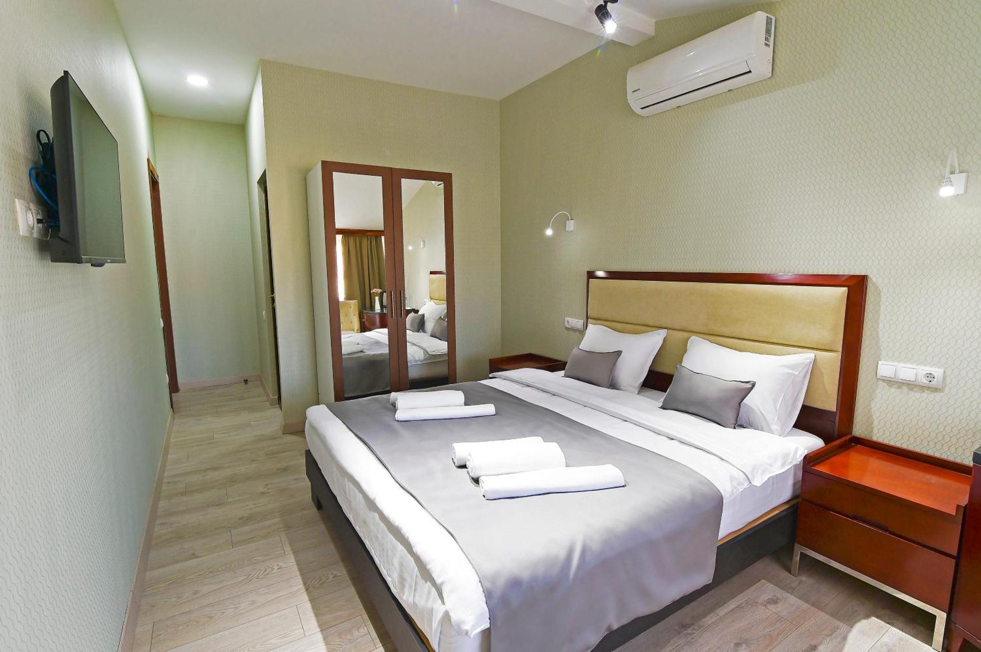 Kraveli Hotel Тбилиси Екстериор снимка