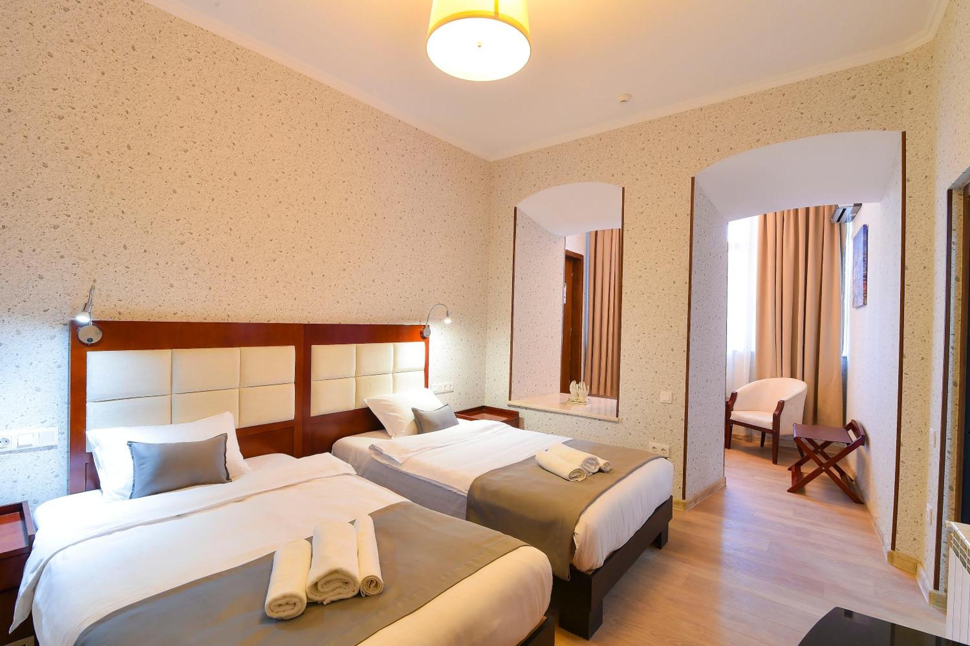 Kraveli Hotel Тбилиси Екстериор снимка