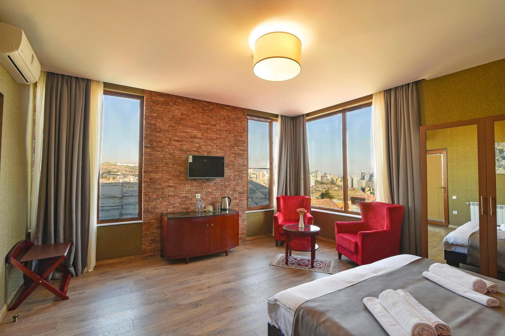 Kraveli Hotel Тбилиси Екстериор снимка