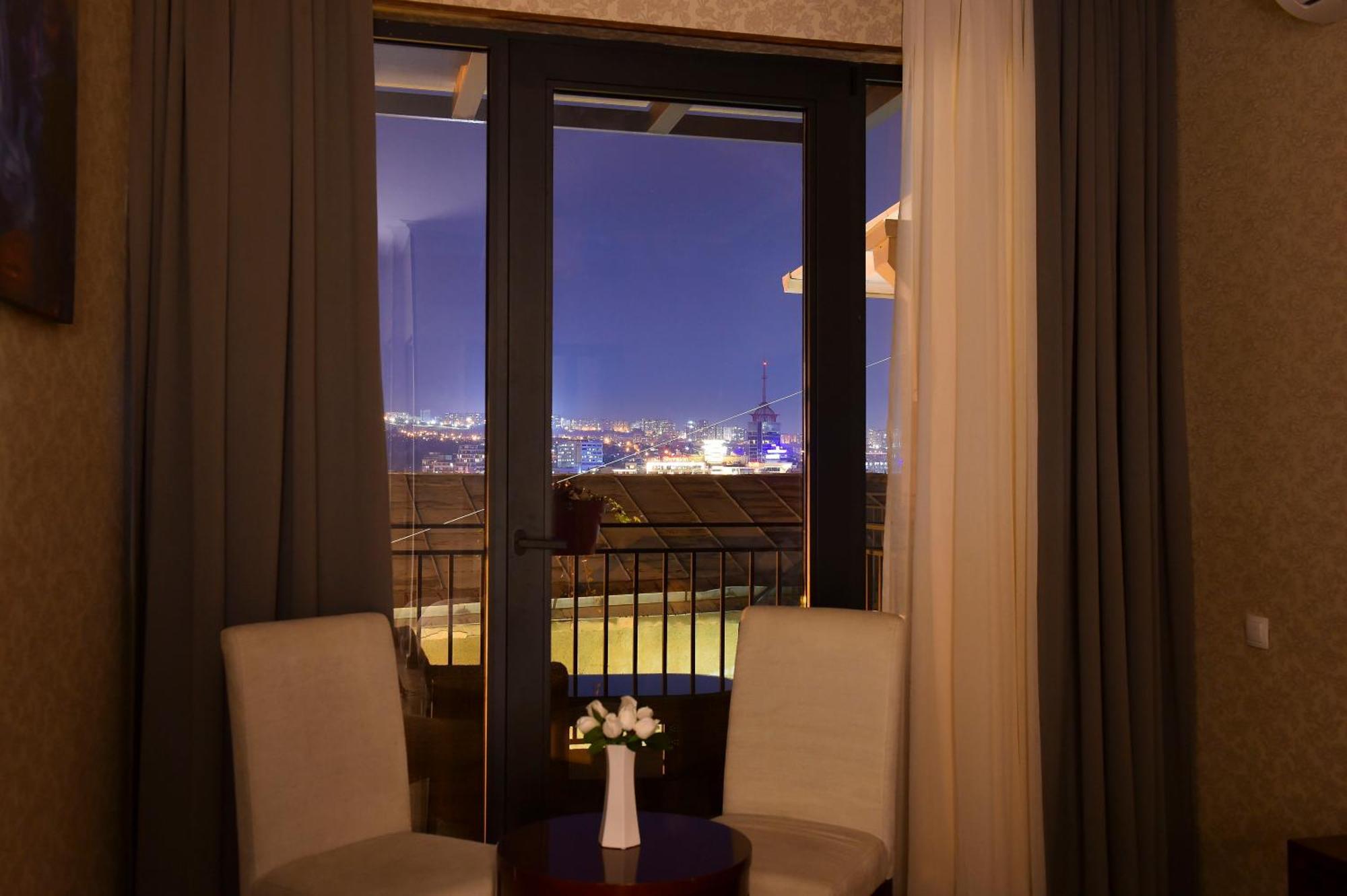 Kraveli Hotel Тбилиси Екстериор снимка