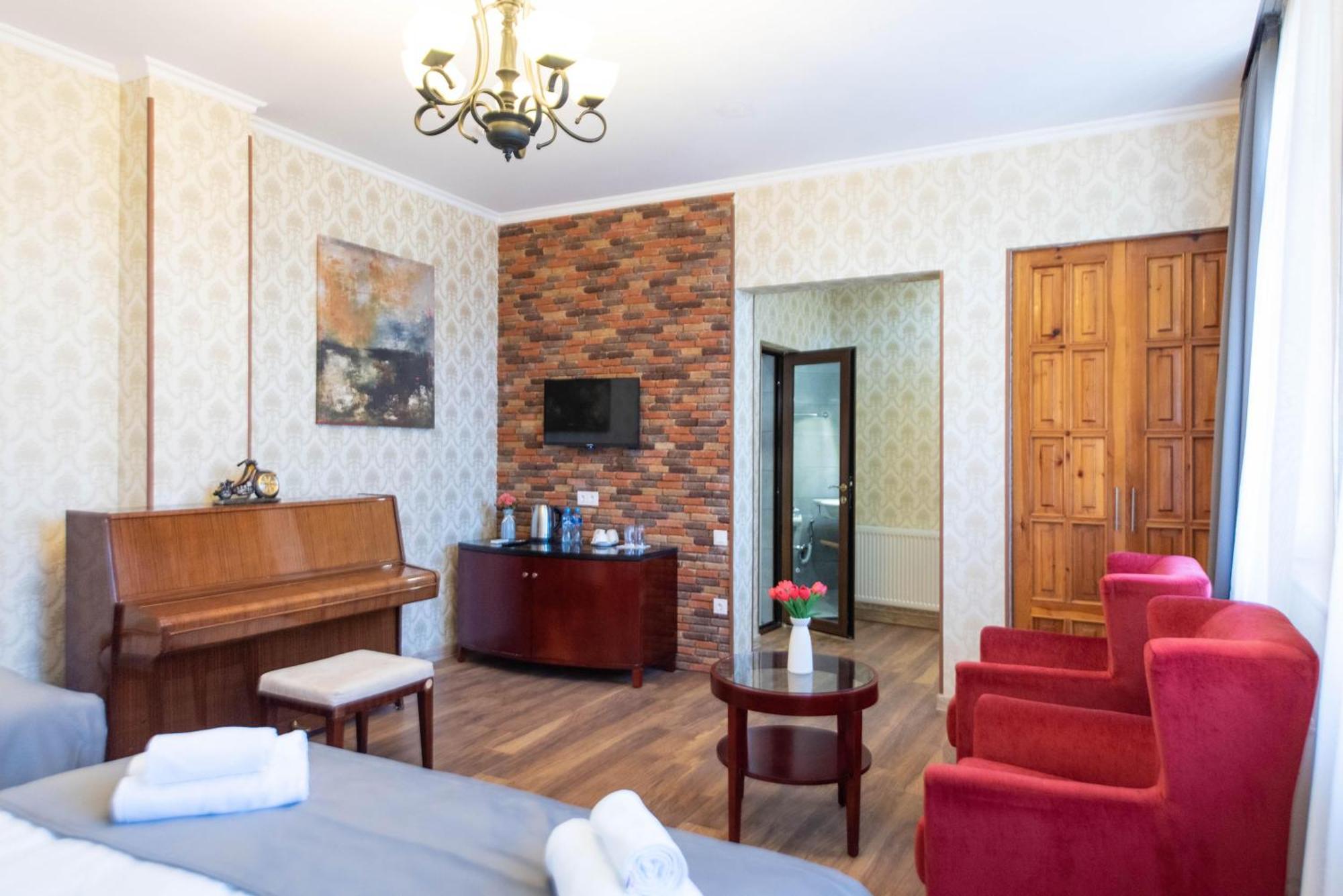 Kraveli Hotel Тбилиси Екстериор снимка