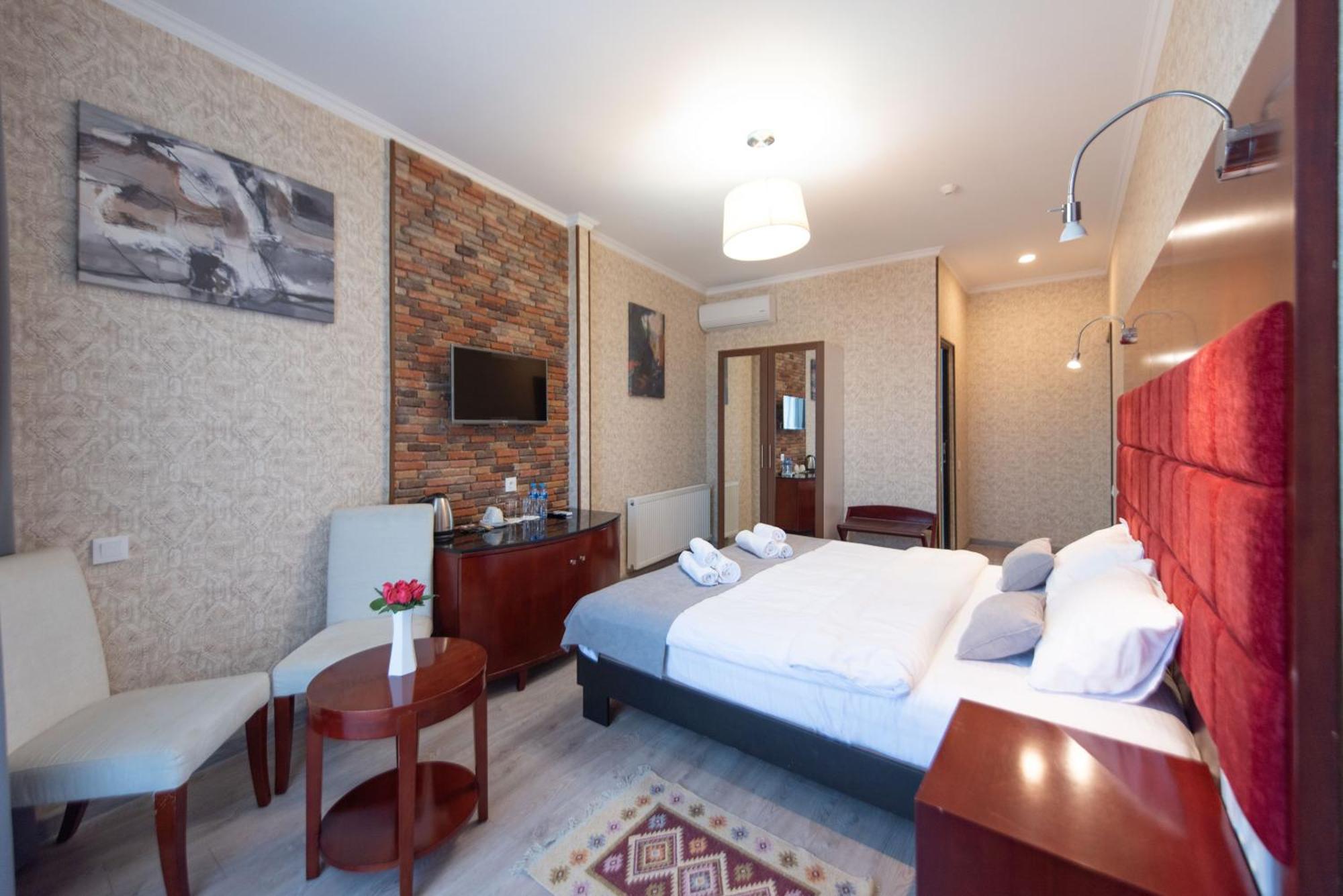 Kraveli Hotel Тбилиси Екстериор снимка