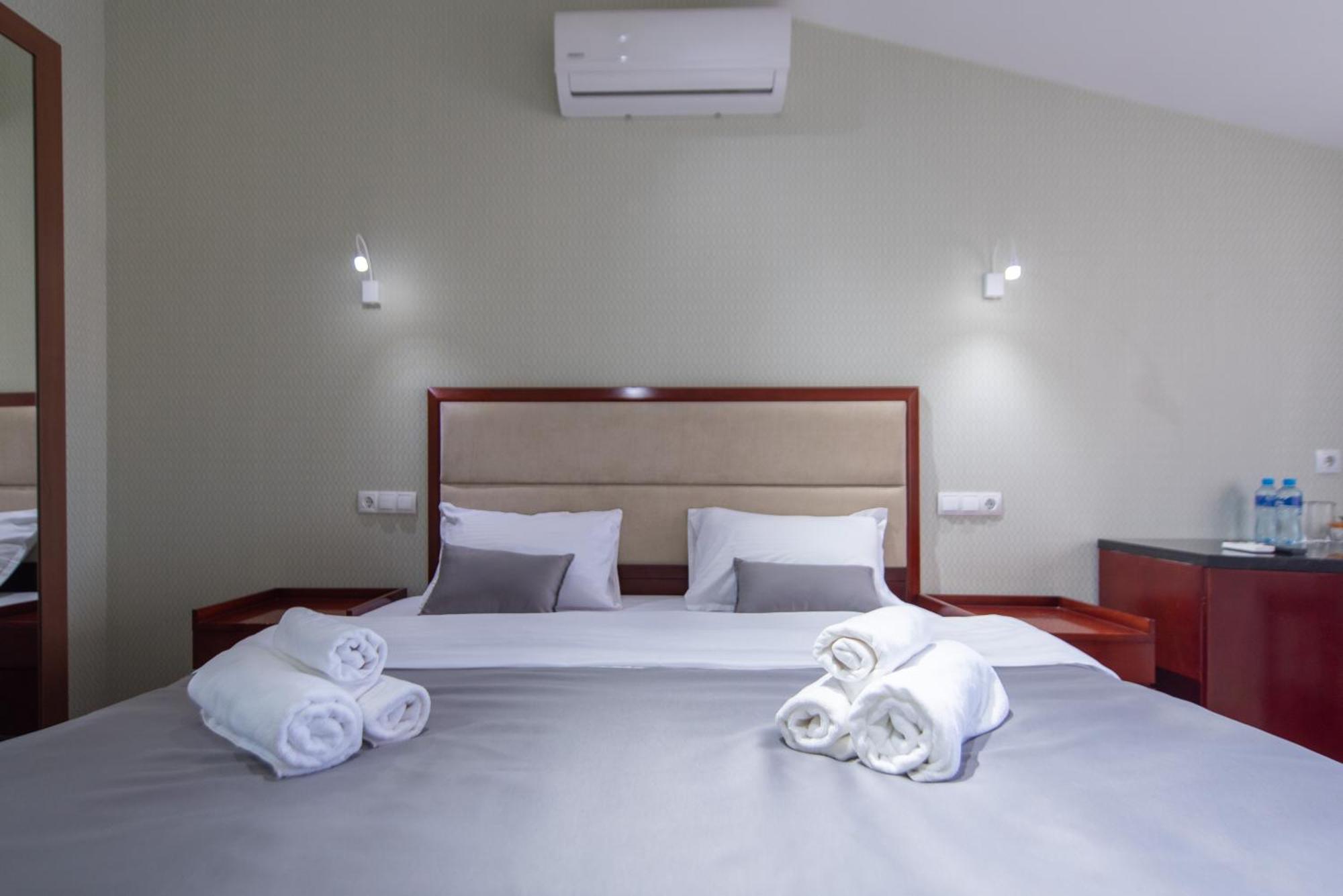Kraveli Hotel Тбилиси Екстериор снимка