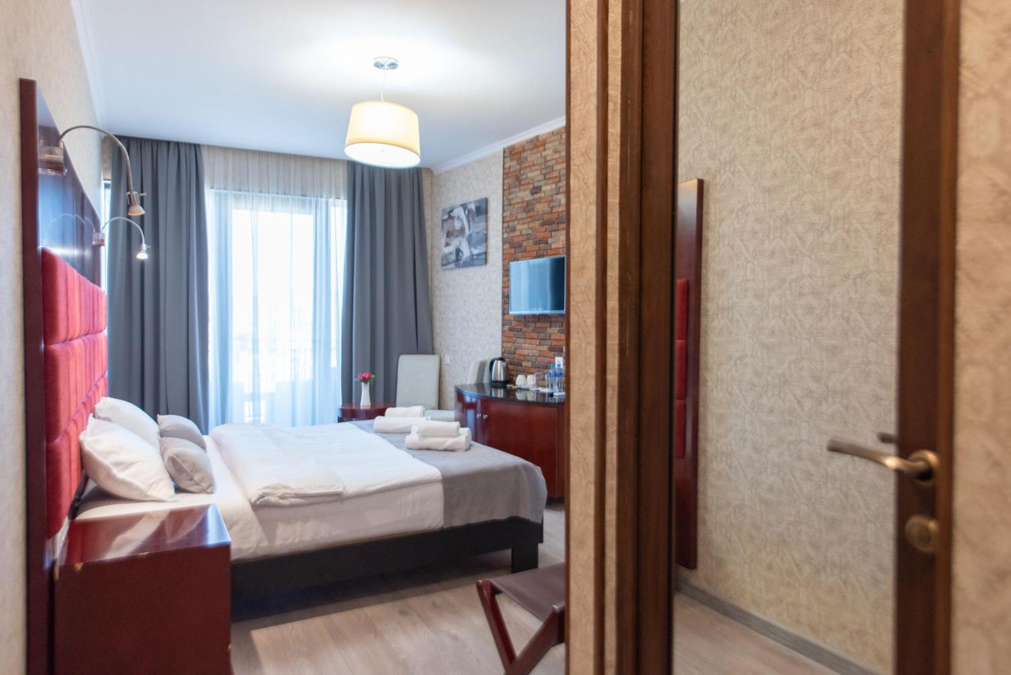Kraveli Hotel Тбилиси Екстериор снимка