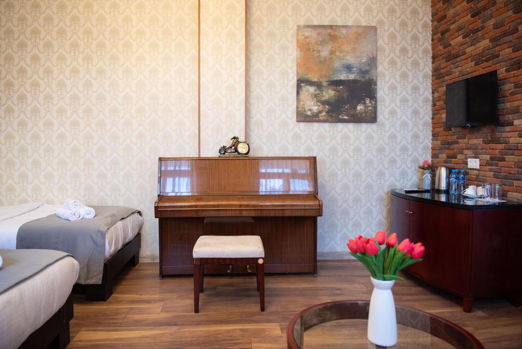 Kraveli Hotel Тбилиси Екстериор снимка