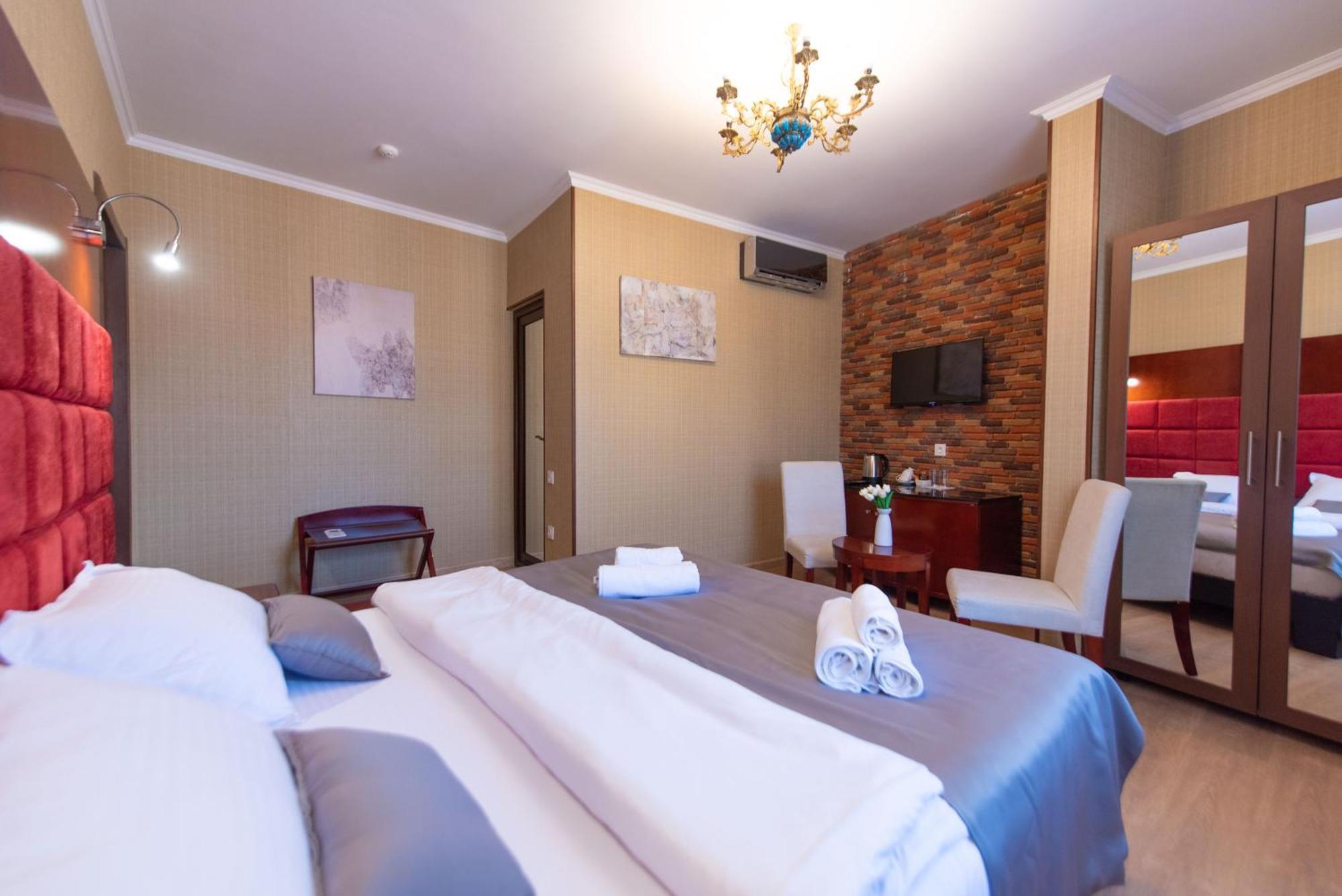 Kraveli Hotel Тбилиси Екстериор снимка