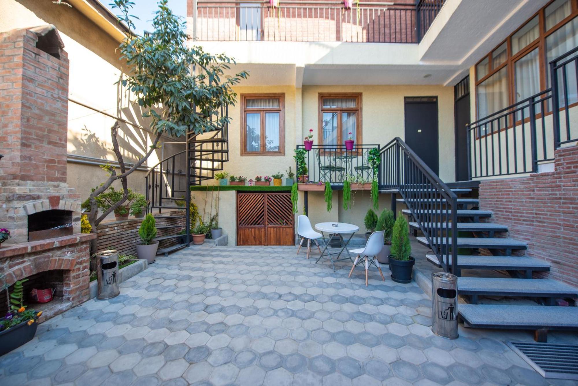 Kraveli Hotel Тбилиси Екстериор снимка