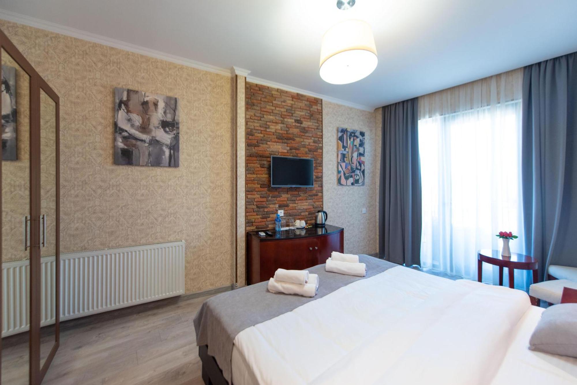 Kraveli Hotel Тбилиси Екстериор снимка