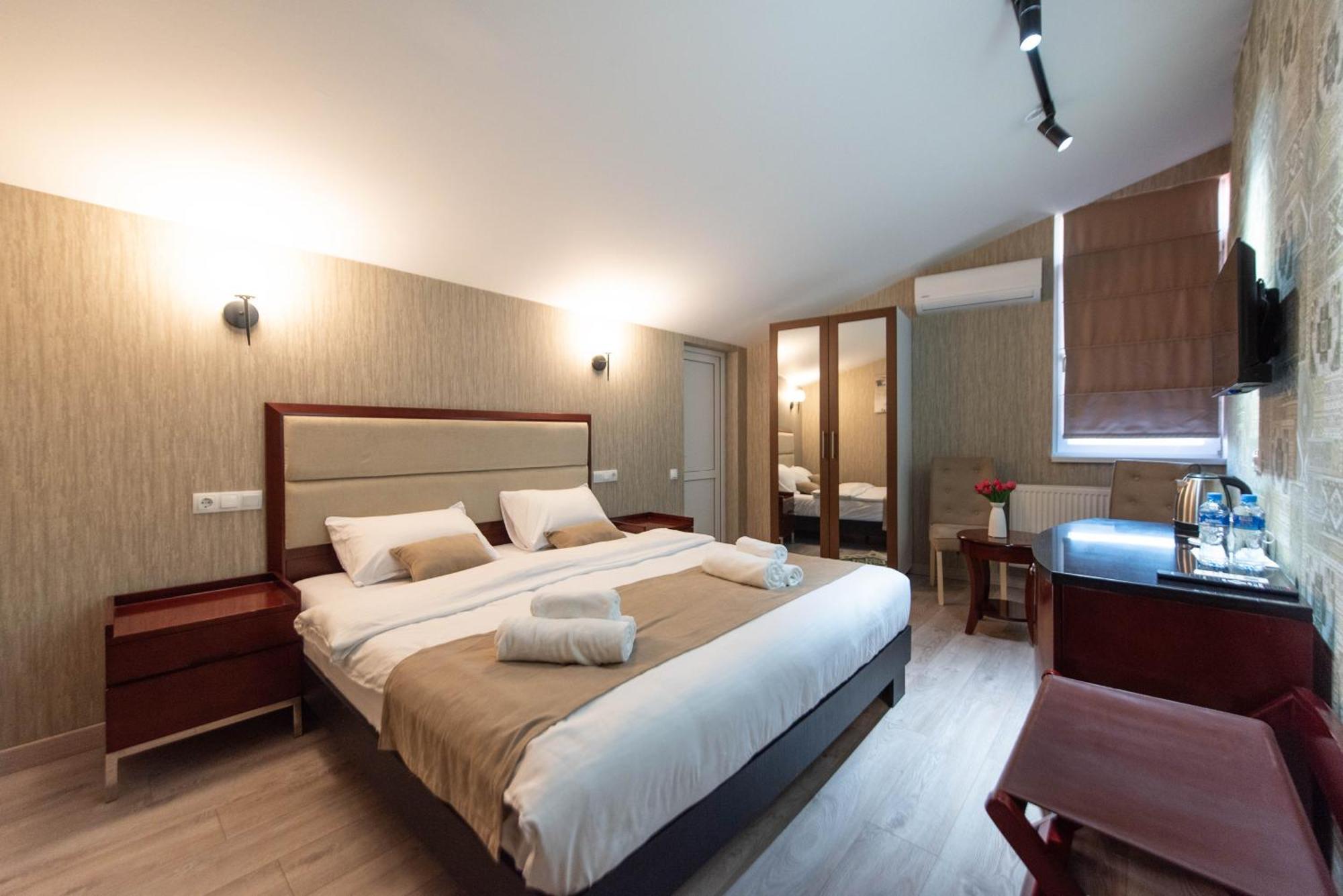 Kraveli Hotel Тбилиси Екстериор снимка