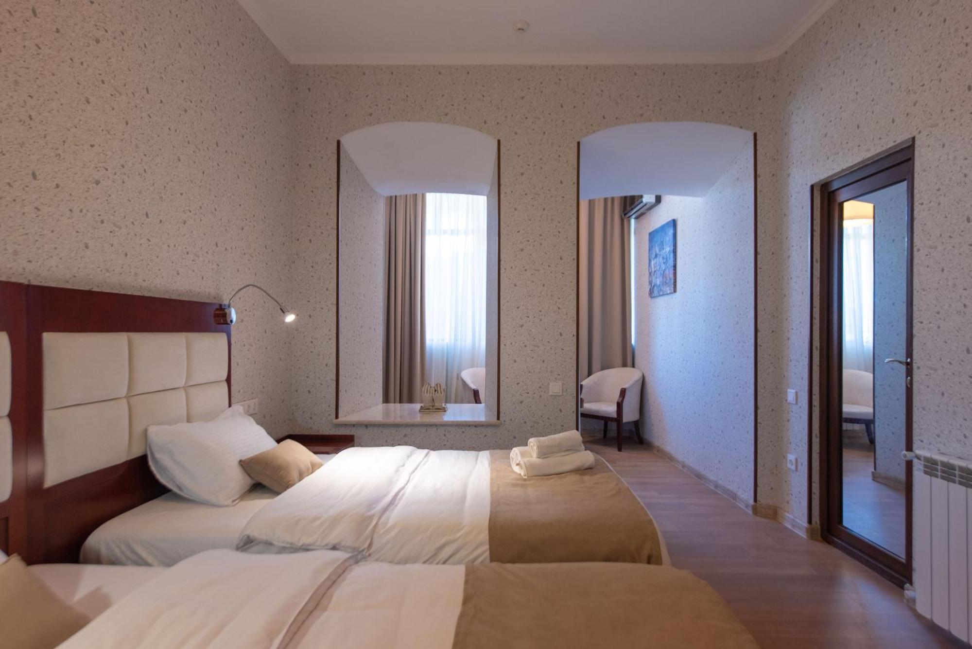 Kraveli Hotel Тбилиси Екстериор снимка