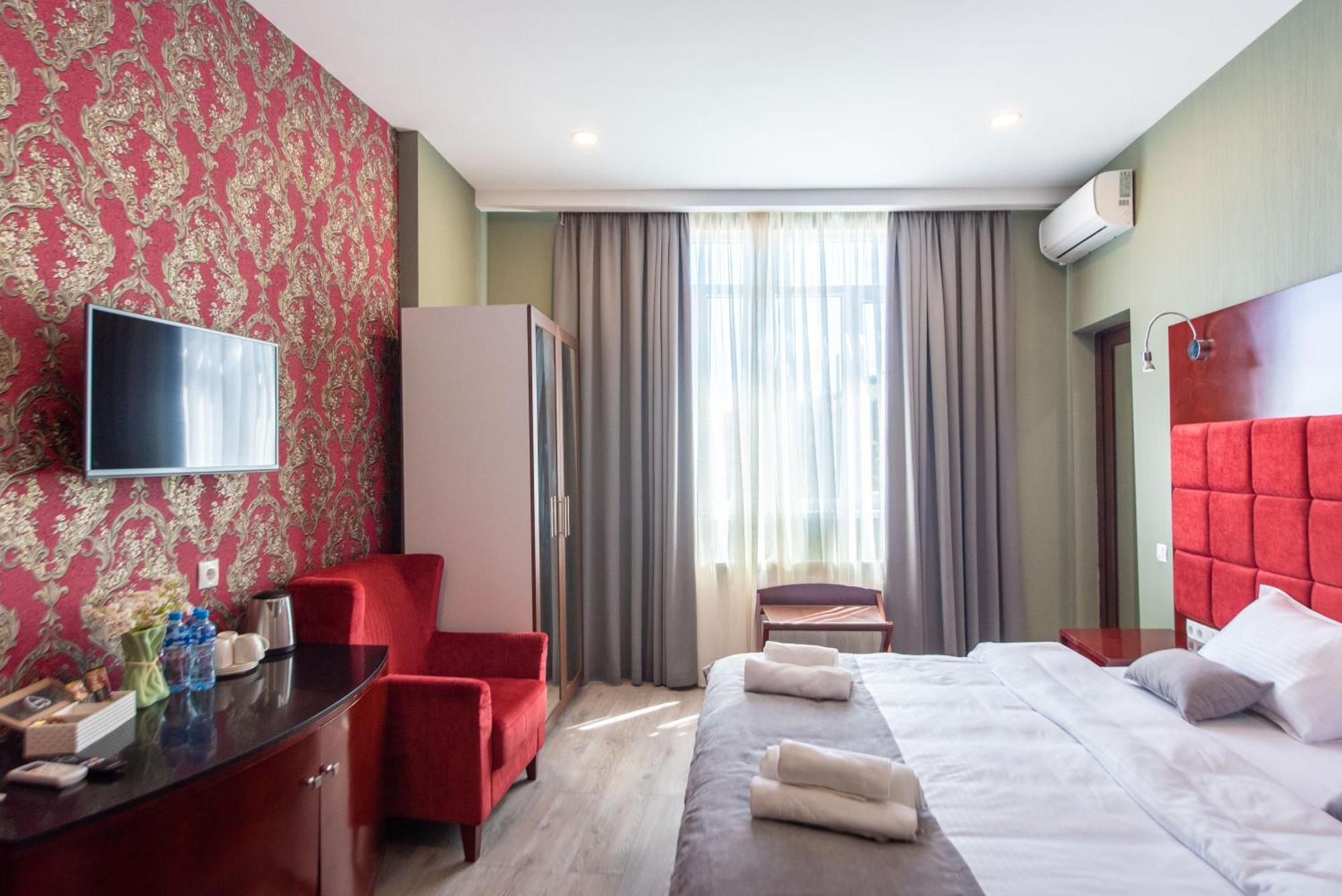 Kraveli Hotel Тбилиси Екстериор снимка