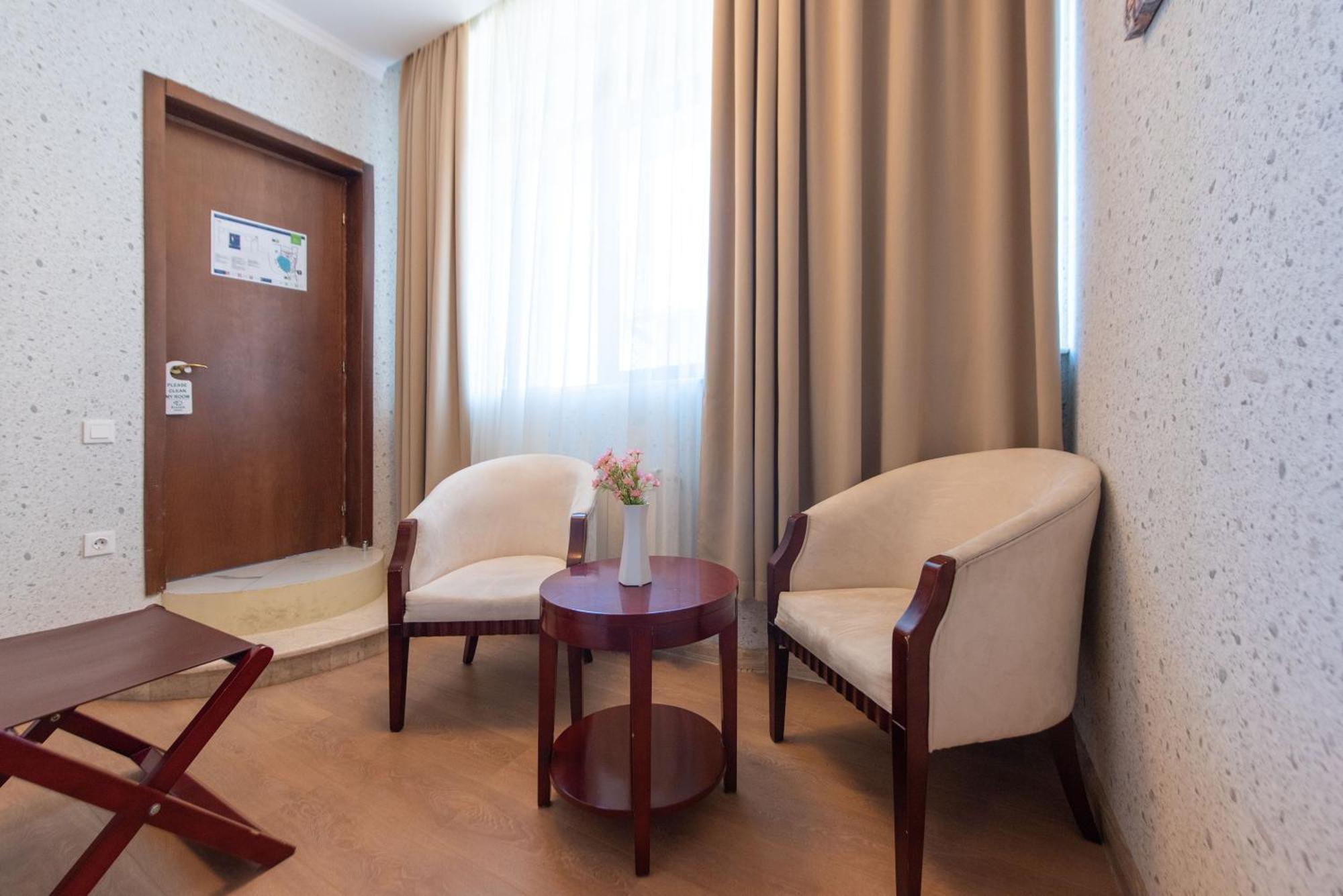 Kraveli Hotel Тбилиси Екстериор снимка