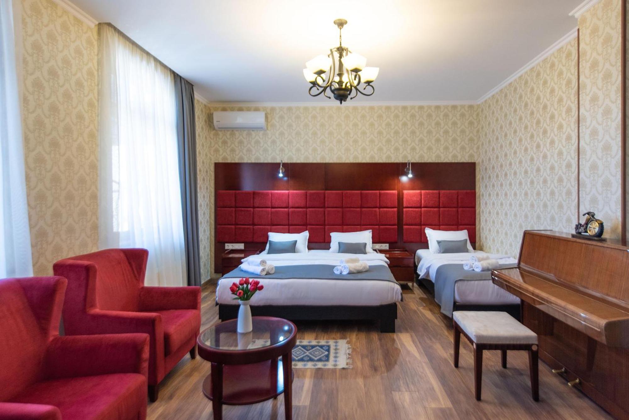 Kraveli Hotel Тбилиси Екстериор снимка