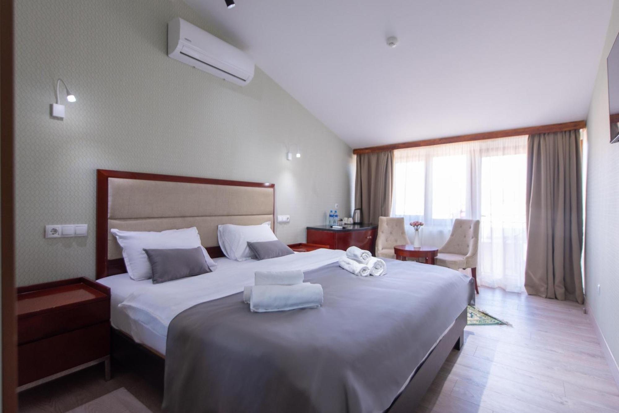 Kraveli Hotel Тбилиси Екстериор снимка